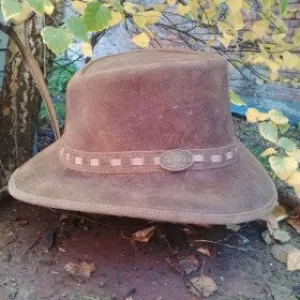 SELKE STRESSED LEATHER HAT